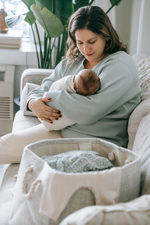 En nybagt mor med en baby. Der en en del nybagte forældre, der oplever en efterfødselsreaktion