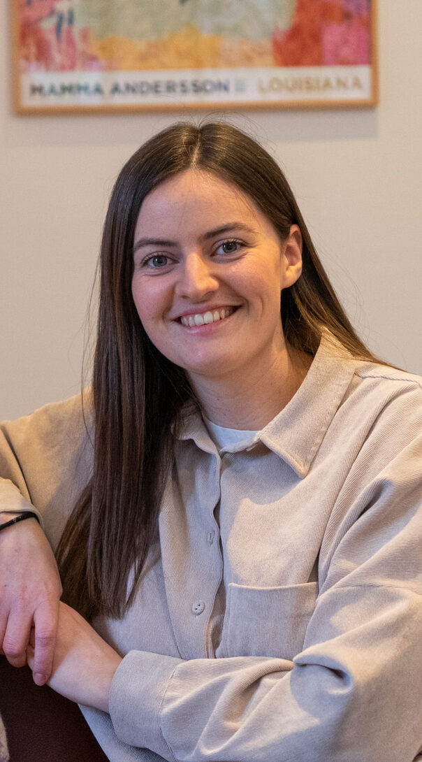 Smilende psykolog klar til at tilbyde tryg og professionel online terapi. Mere om mig her.